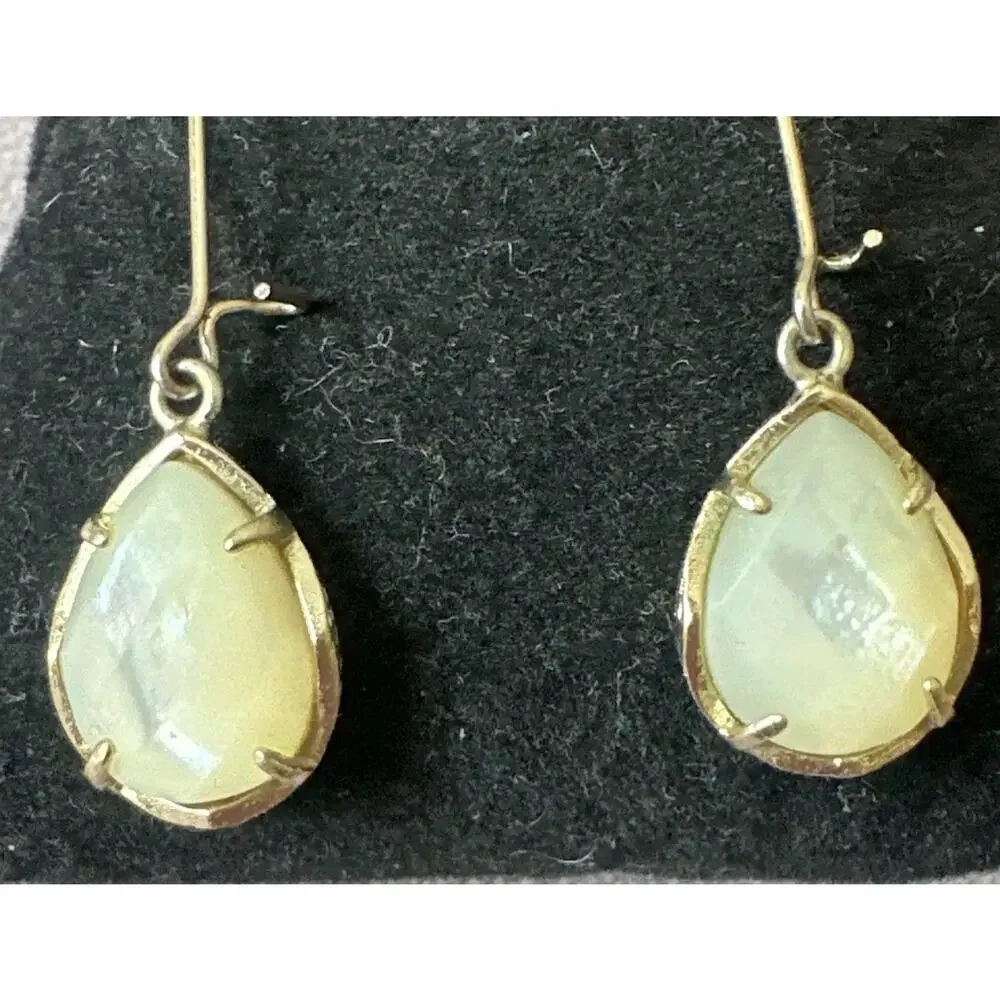 Kendra Scott Gold Tone Dee Drop Earrings In White Mother Of Pearl - Picture 4 of 8